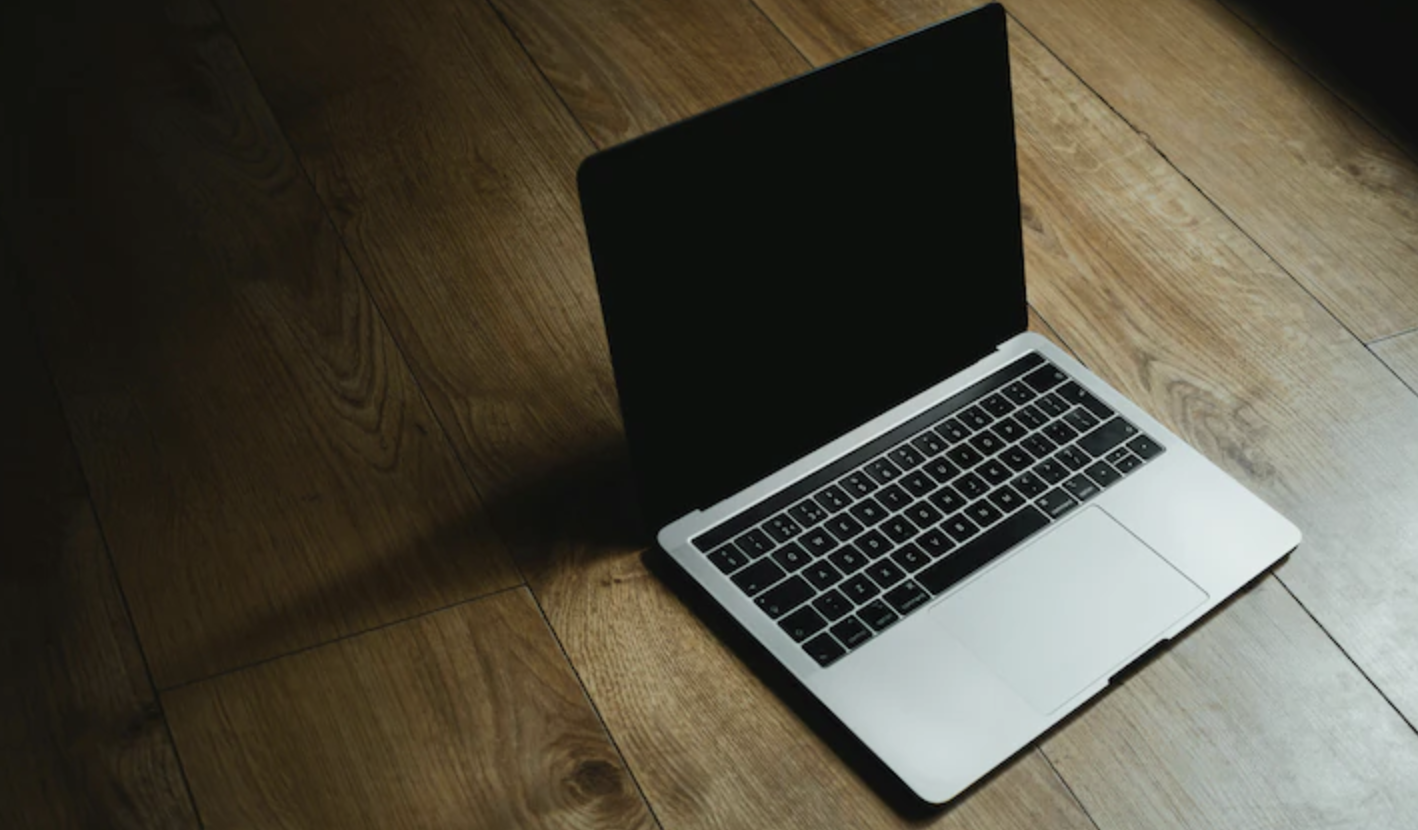 พนักงานใหม่ปริศนา รับ MacBook แล้วหายตัว Image1