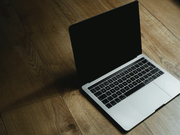 พนักงานใหม่ปริศนา รับ MacBook แล้วหายตัว