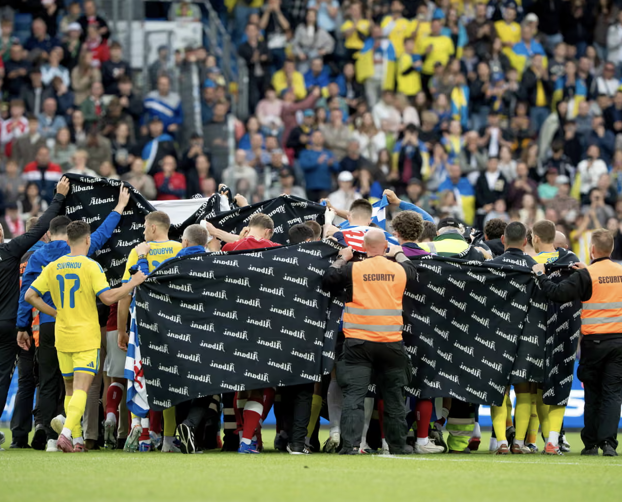 แฟนบอลทั่วโลกส่งกำลังใจ หลัง Christian Eriksen ล้มหมดสติกลางสนามอีกครั้ง Image1
