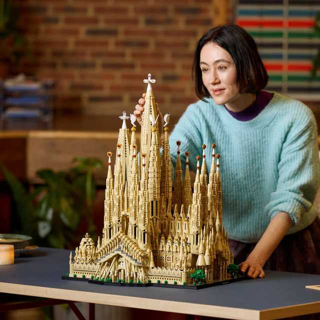 LEGO Sagrada Família เมื่อสถาปัตยกรรมระดับโลกถูกย่อเหลือ 12,000 ชิ้น