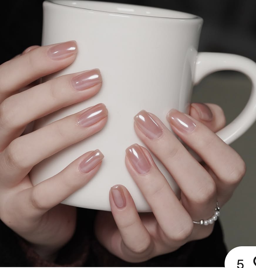 Hologram Beige Nails เทรนด์สวยเรียบแต่สะดุดตา Image2