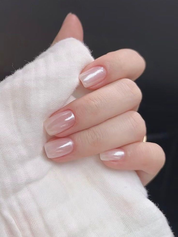 Hologram Beige Nails เทรนด์สวยเรียบแต่สะดุดตา Image3