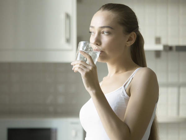 ดื่มน้ำเย็นกับน้ำอุณหภูมิห้อง ต่างกันไหม?
