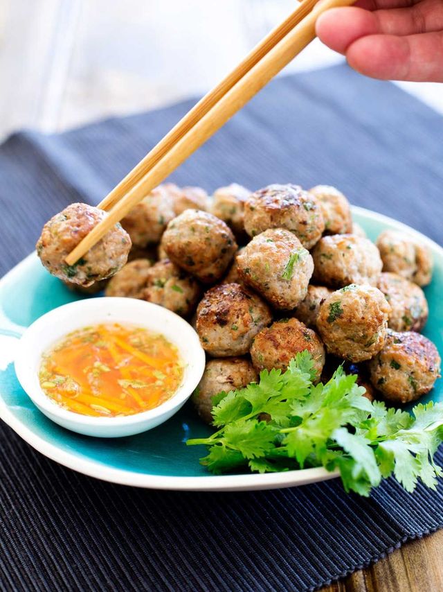 ทำไมคนชอบกินลูกชิ้น? ของกินธรรมดาที่อยู่คู่คนไทยทุกยุค