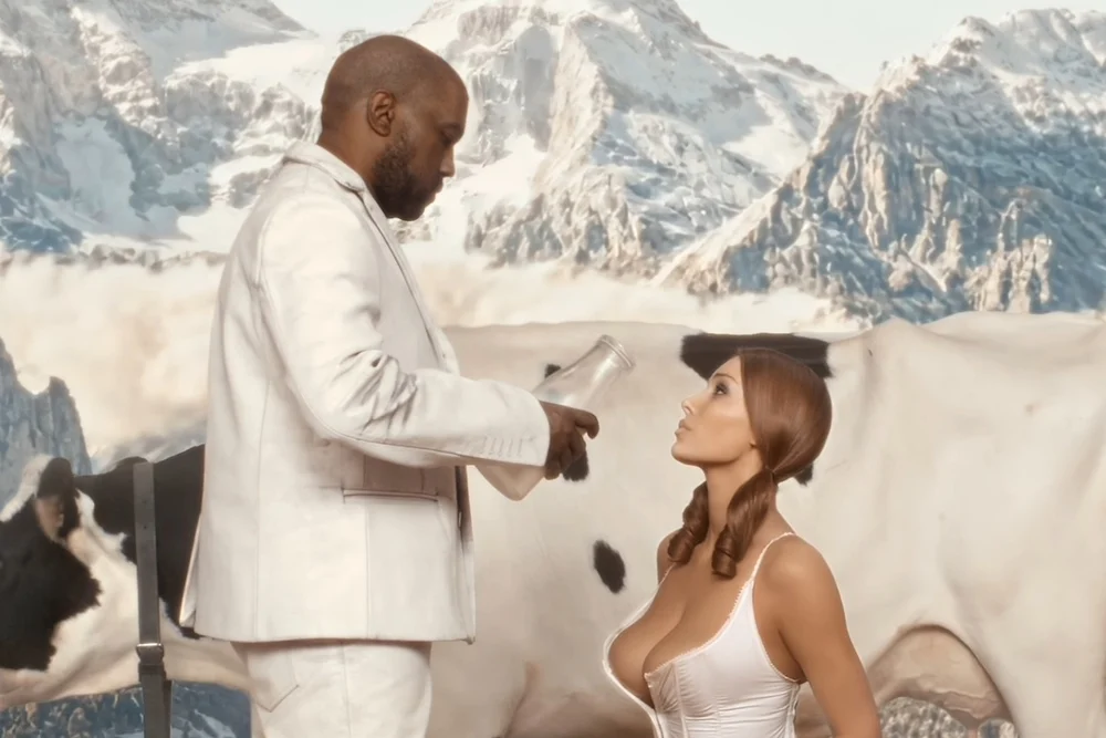 Kanye West และ Bianca Censori ปลุกกระแส Mannequin Challenge อีกครั้งที่ Art Basel Image1