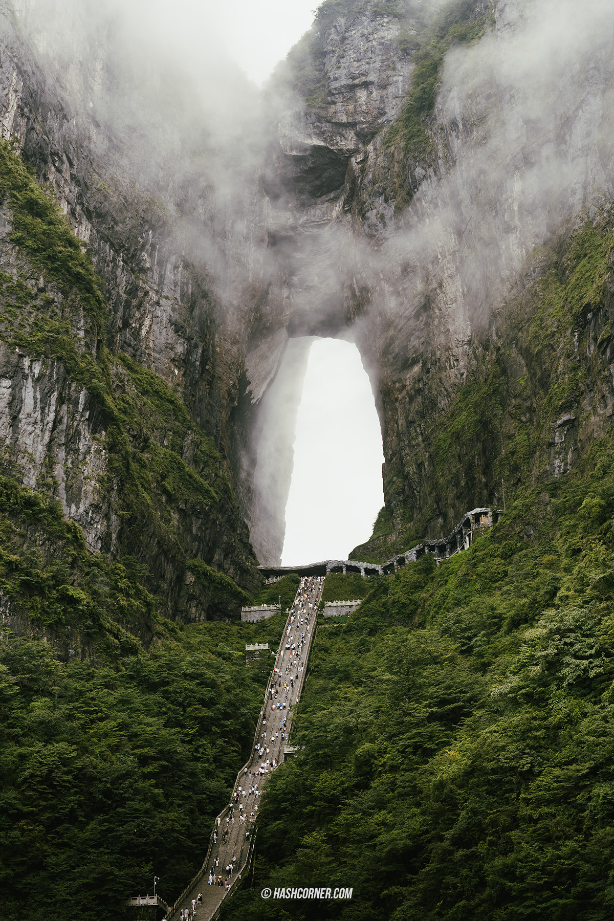 ภูเขาเทียนเหมิน (Tianmen Mountain) กับประตูสวรรค์อันโด่งดัง Image1