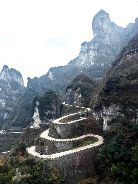 ถนน 99 โค้งสู่ภูเขาเทียนเหมิน (Tianmen Mountain Road) ถนนคดเคี้ยวที่เป็นเอกลักษณ์ Image1