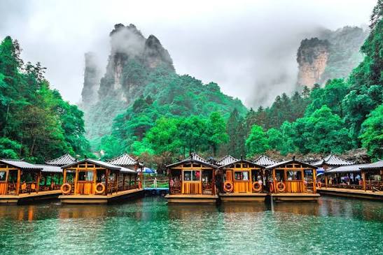 ทะเลสาบเป่าเฟิง (Baofeng Lake) ทะเลสาบกลางหุบเขาที่ล้อมรอบด้วยธรรมชาติ Image1