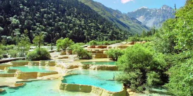 อุทยานแห่งชาติหวงหลง (Huanglong Scenic Area) ธารน้ำแร่สีฟ้าเทอร์ควอยซ์กลางหุบเขา Image1