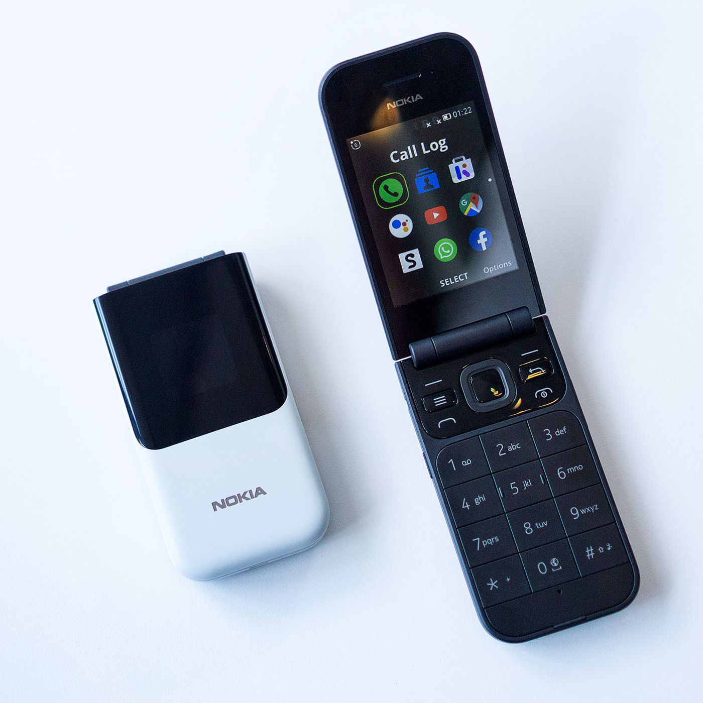 ทำไม Gen Z กำลังโบกมือลาโทรศัพท์แบน หันมาหลงใหลโทรศัพท์ฝาพับ