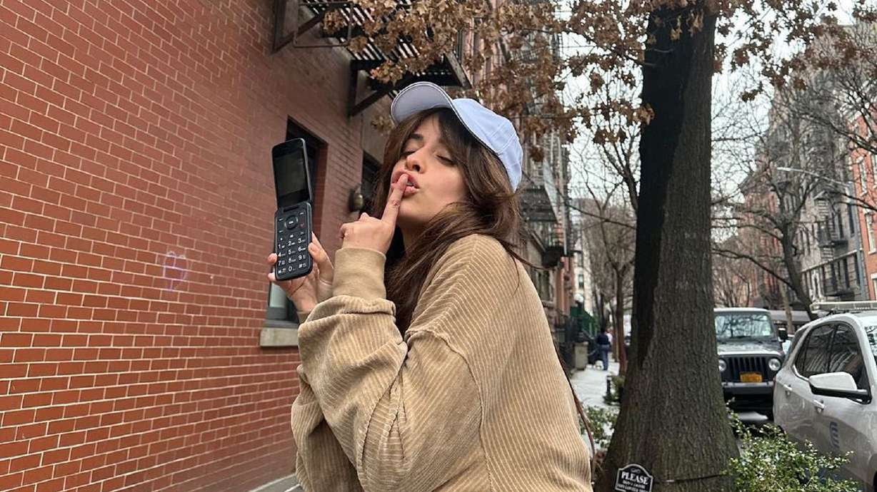 ทำไม Gen Z กำลังโบกมือลาโทรศัพท์แบน หันมาหลงใหลโทรศัพท์ฝาพับ