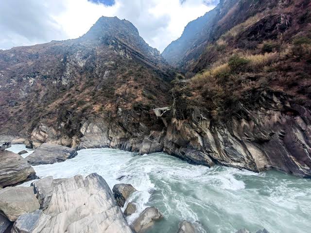 ช่องเขาเสือกระโจน (Tiger Leaping Gorge) หนึ่งในหุบเขาที่ลึกและงดงามที่สุดของโลก Image1