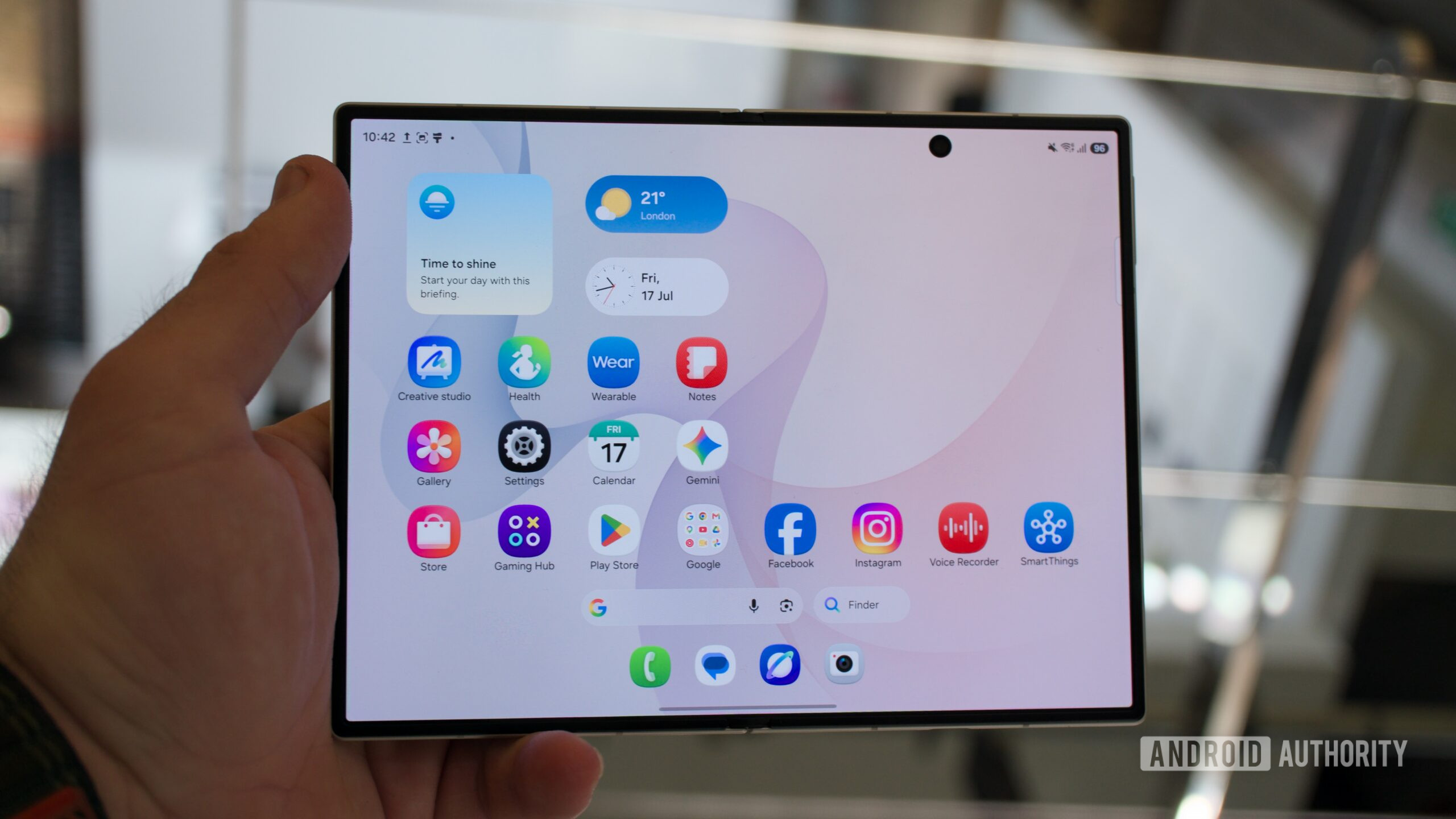 Galaxy Z Fold 8 ดีไซน์กว้างและบาง คุ้มไหมเมื่อเทียบรุ่น Ultra