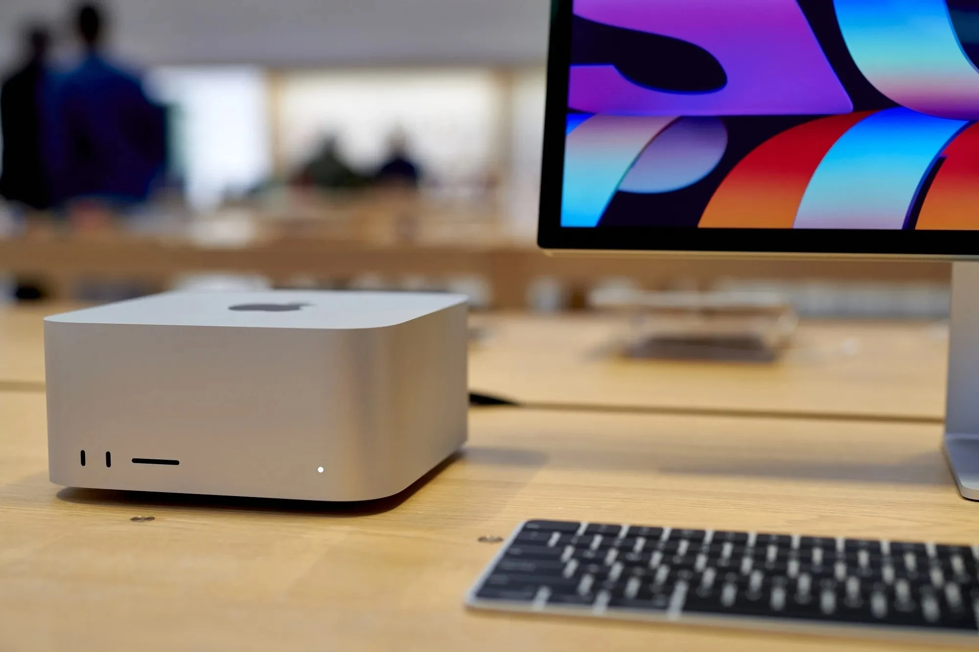 แผนสองปีเปลี่ยนโฉม Mac: OLED ทุกไลน์ อัปเกรดชิป M เพื่อยุค AI