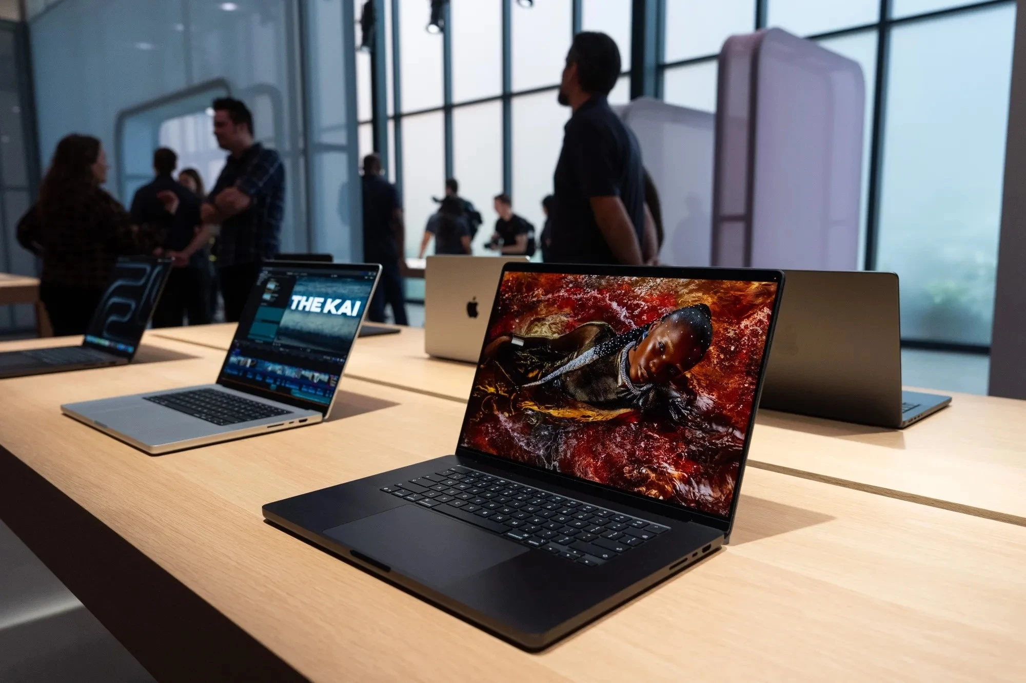 แผนสองปีเปลี่ยนโฉม Mac: OLED ทุกไลน์ อัปเกรดชิป M เพื่อยุค AI