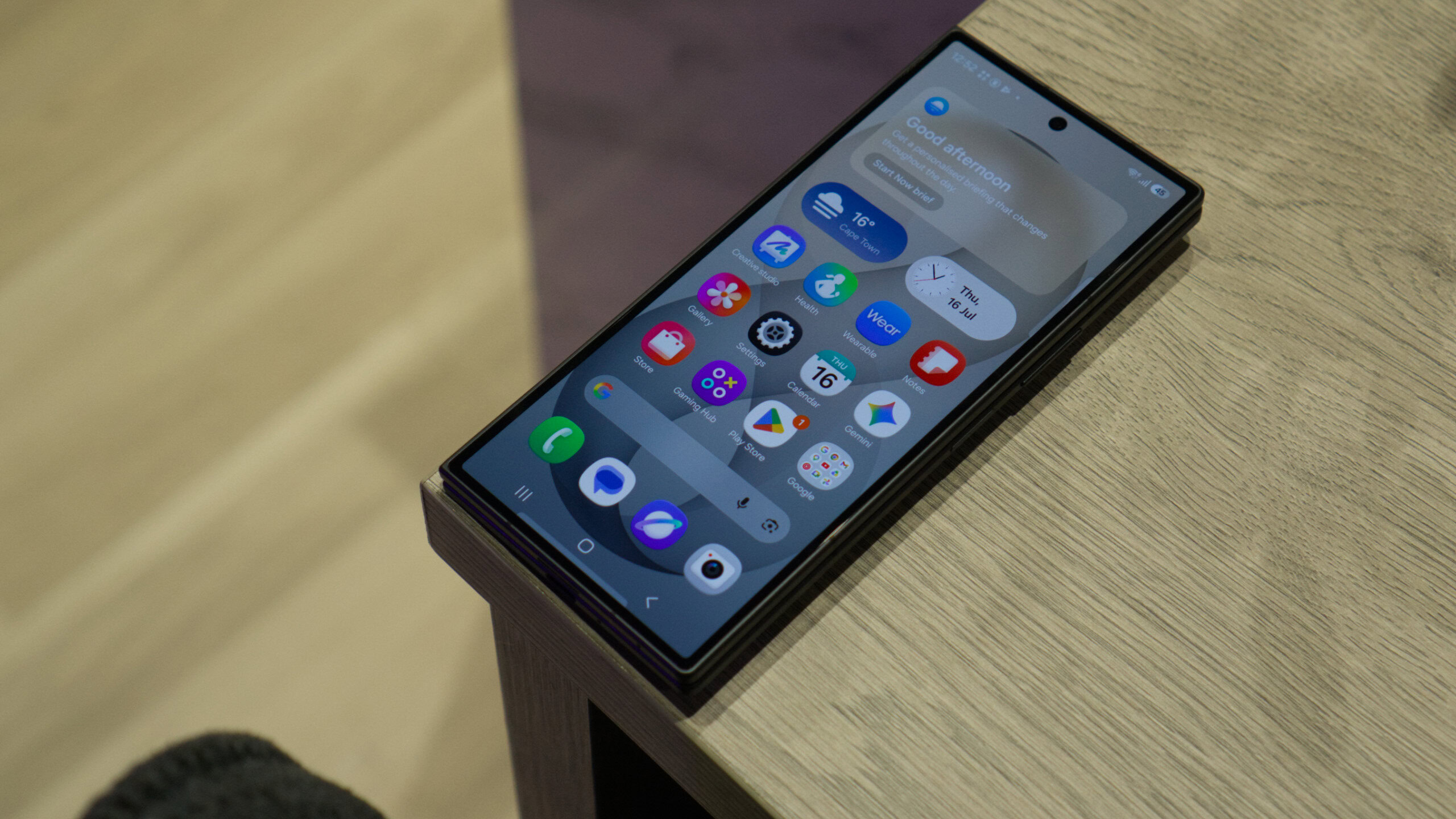 Galaxy Z Fold 8 Ultra vs Z Fold 8: จ่ายเพิ่มคุ้มไหมสำหรับงานของคุณ