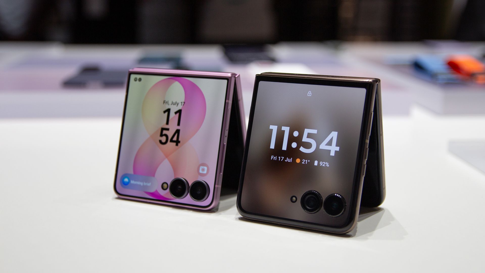 Samsung Galaxy Z Flip 8 vs Motorola Razr Ultra ซื้อมือถือพับรุ่นไหนดี