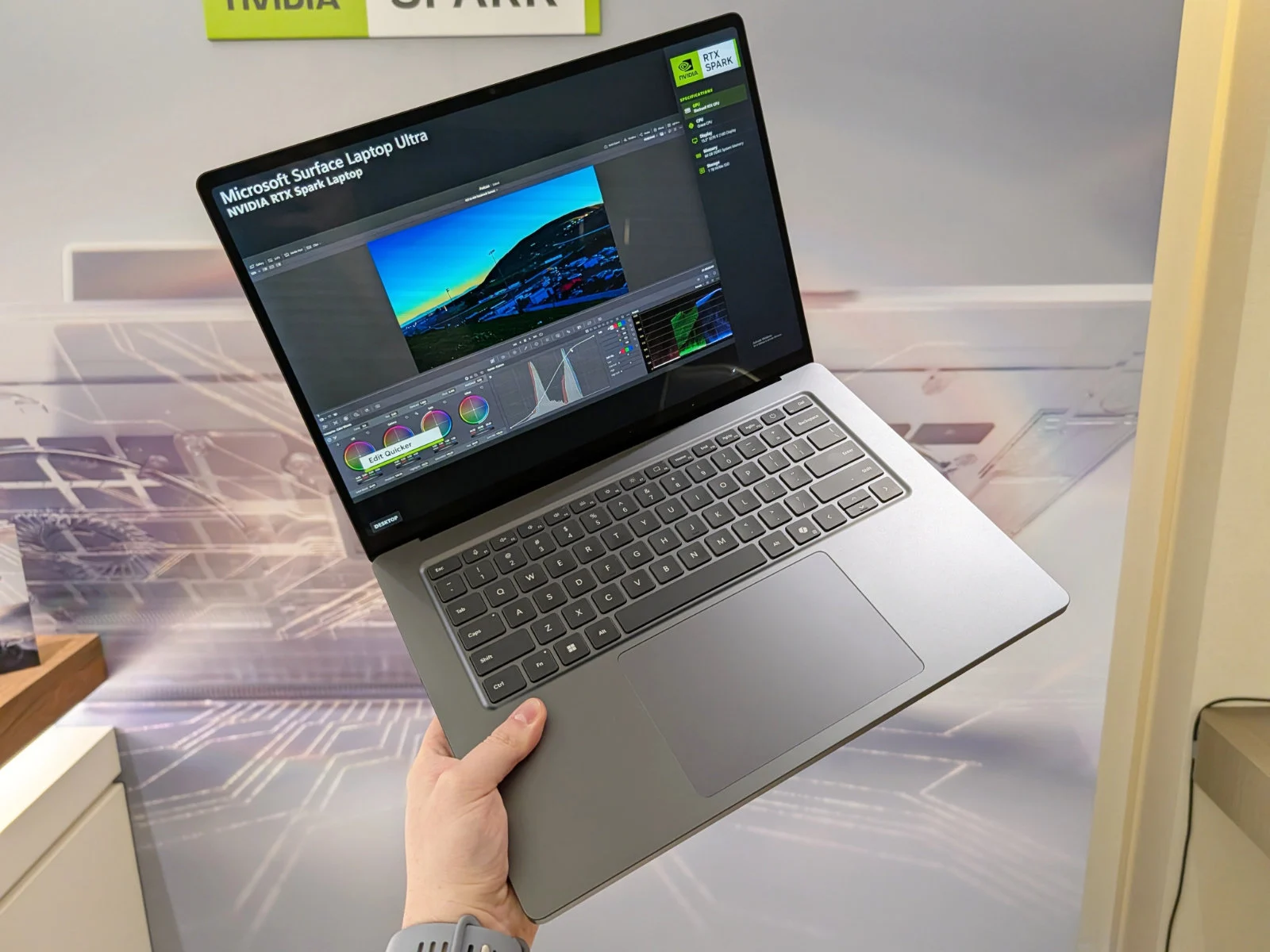 Surface Laptop Ultra อัด RAM 128GB และจอ Mini LED ชนตรง MacBook Pro