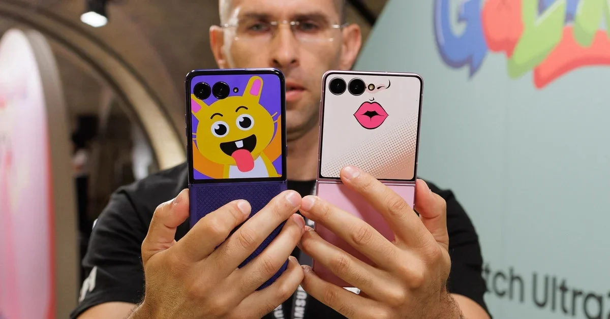 Galaxy Z Flip 8 vs Razr Ultra เลือกสมาร์ทโฟนพับได้เครื่องไหนคุ้มกว่า