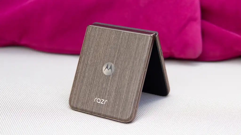 รีวิว Motorola Razr Ultra: พับได้หรู เน้นดีไซน์มากกว่าเทคโนโลยีใหม่