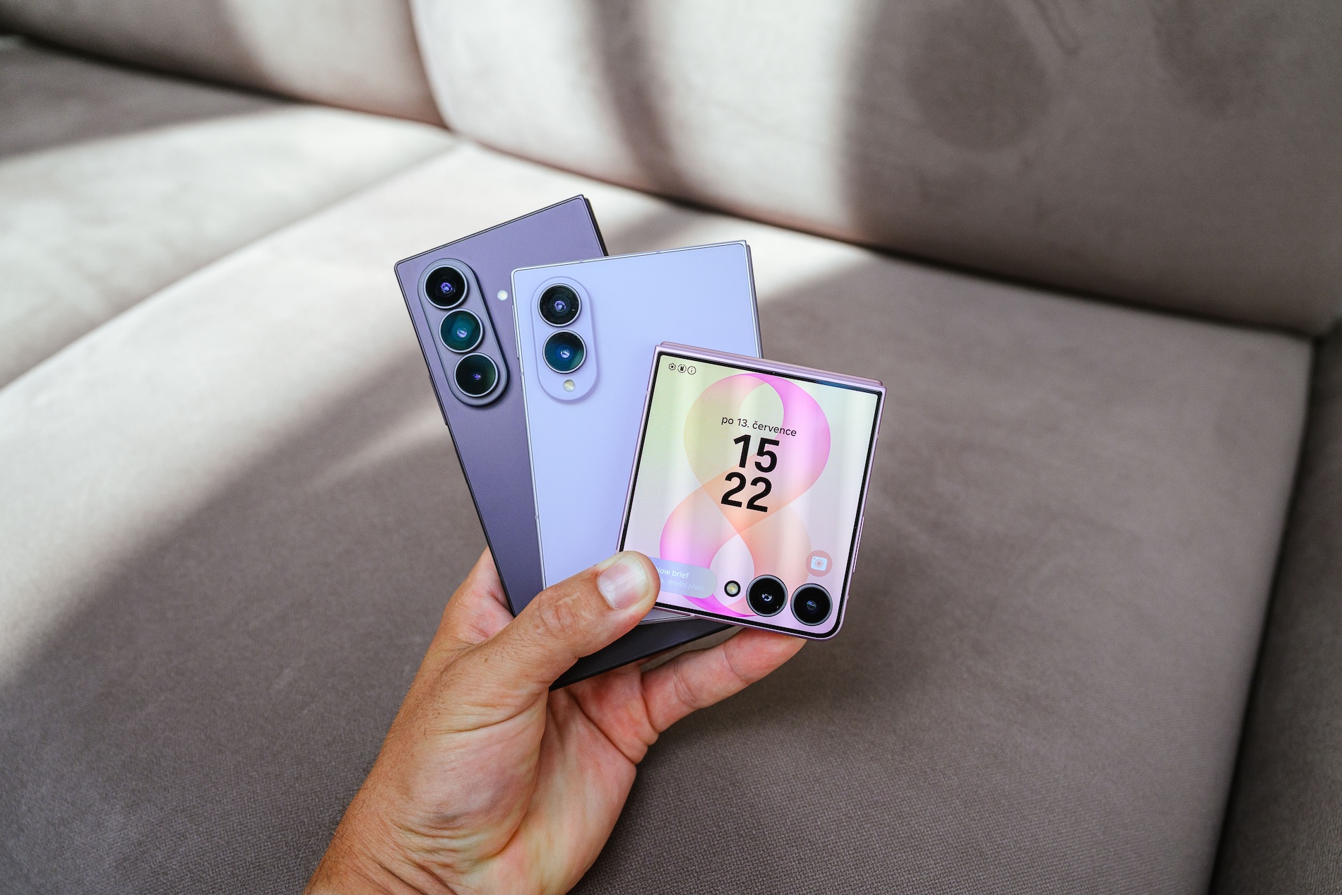 Flex Titanium ทำให้รอยพับบน Galaxy Z Fold เล็กลงได้อย่างไร