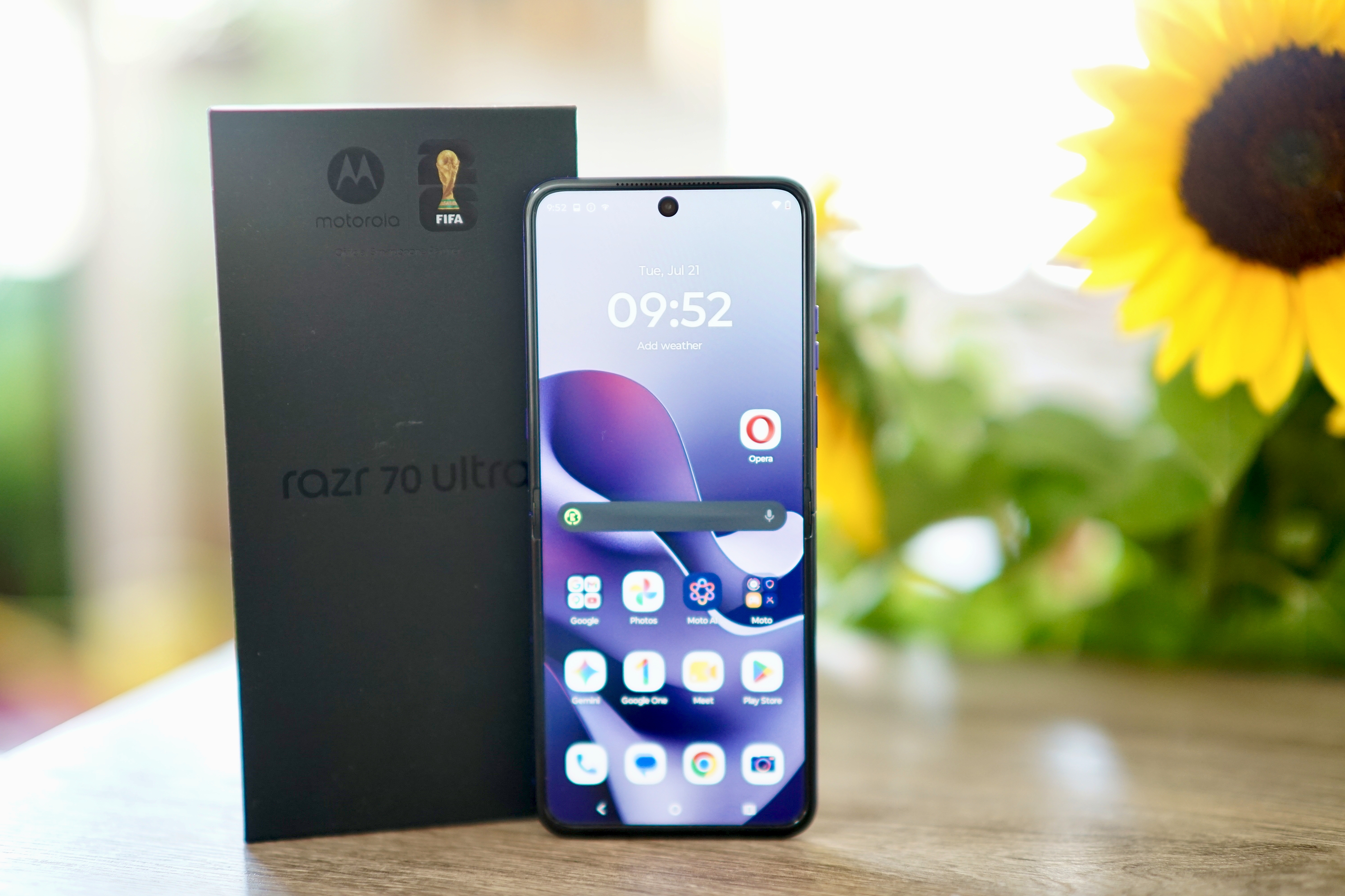 รีวิว Motorola Razr Ultra: พับได้หรู เน้นดีไซน์มากกว่าเทคโนโลยีใหม่