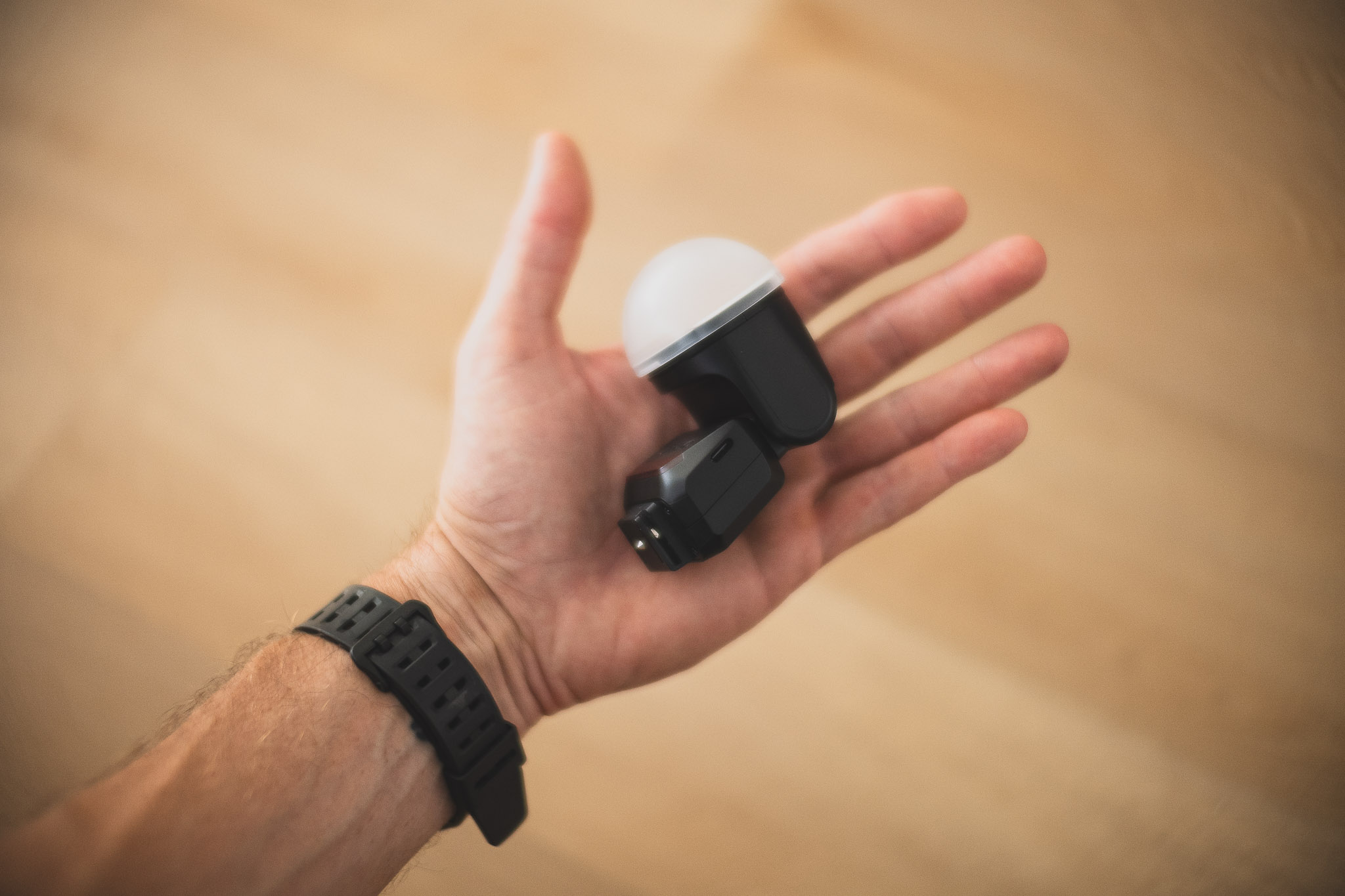 ฟลาช pocket ขนาดเล็กและ magnetic beauty dish: ชุดไฟพกพามืออาชีพในกระเป๋ากล้อง