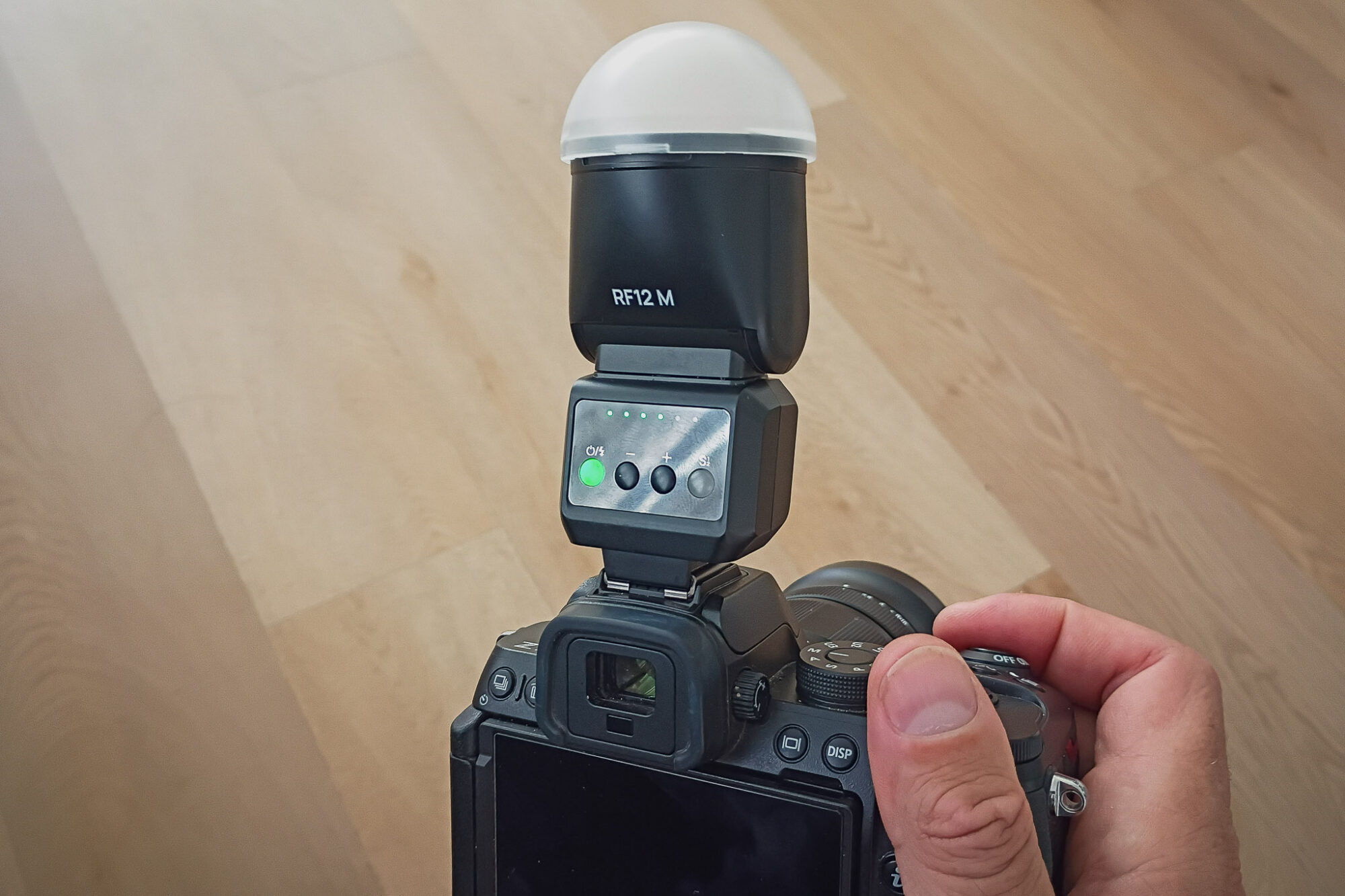 ฟลาชขนาดเล็กสำหรับกล้อง mirrorless เลือก Zeniko ZA12 หรือ RF12 M ดีกว่า