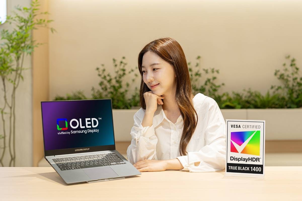 MacBook Pro รุ่นใหม่กับ OLED จาก Samsung พลิกมาตรฐานโน้ตบุ๊กสายทำงาน