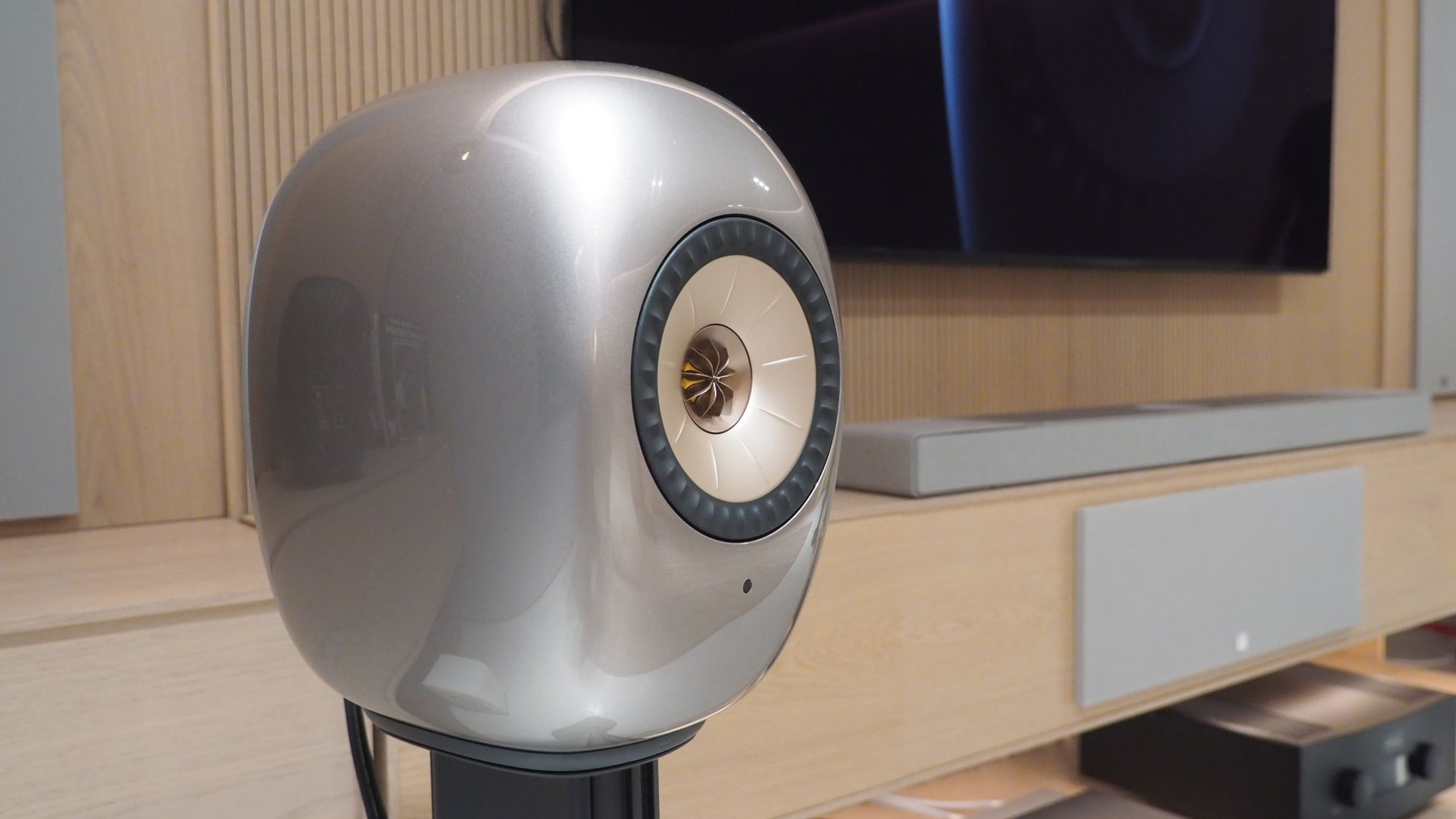 ลำโพงไฮเอนด์ไร้สาย KEF LS Luxe เมื่อเสียงพรีเมียมกลายเป็นประติมากรรมในบ้าน