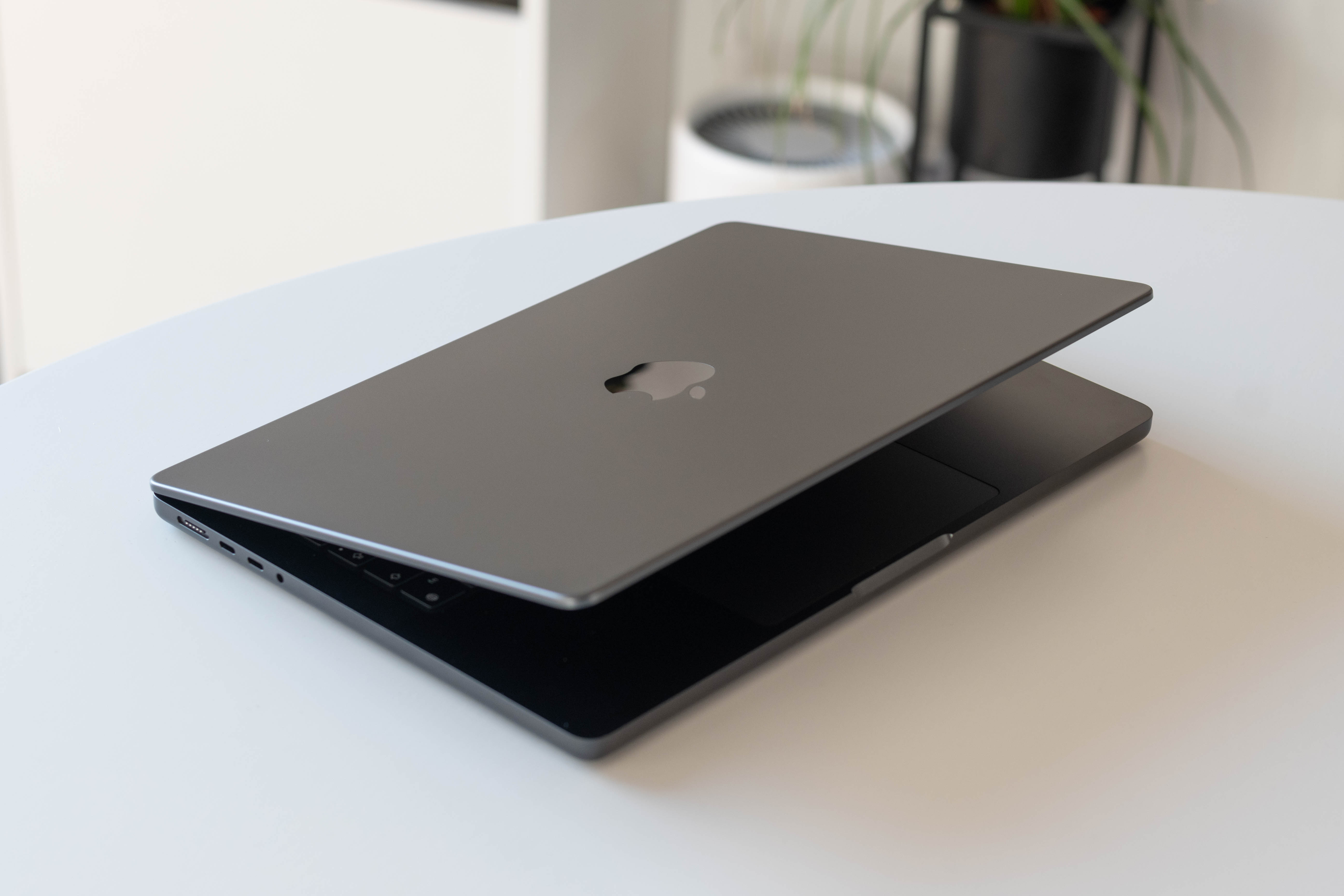 MacBook Ultra OLED กับดีไซน์ใหม่ที่อาจเปลี่ยนทั้งตระกูล MacBook