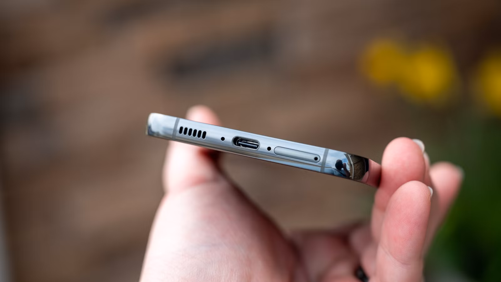 เป่าน้ำออกจากลำโพงโทรศัพท์ในไม่กี่วินาทีด้วยโทน 165 Hz