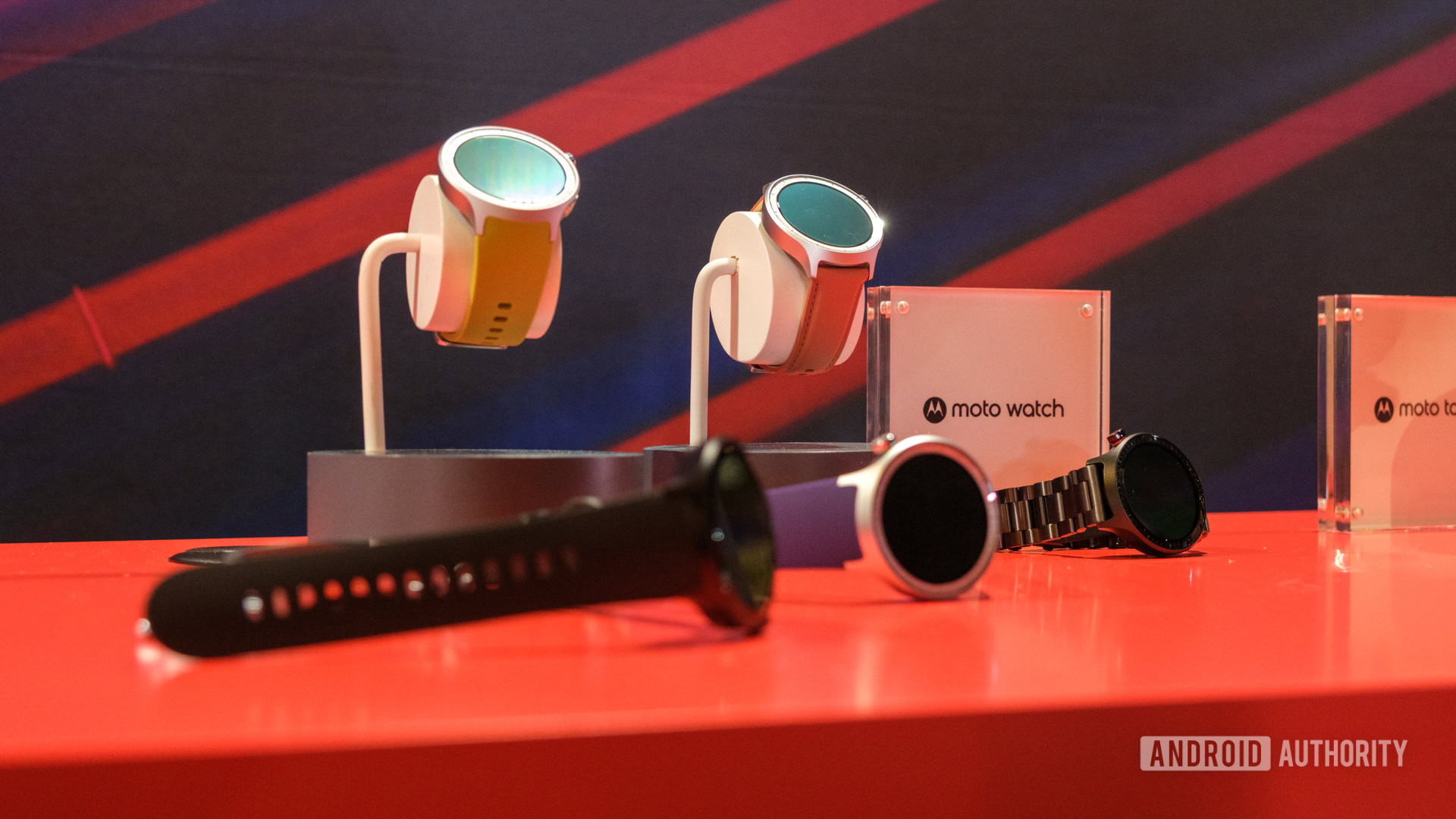 Motorola Watch Ultra นาฬิกา LTE สแตนเลสที่จ้องชนเรือธง