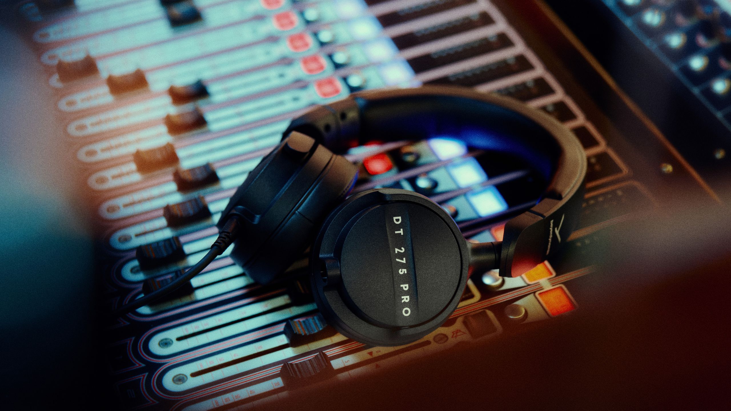 หูฟังระดับเริ่มต้นที่ดีต่อหู: รีวิว Beyerdynamic DT 275 Pro
