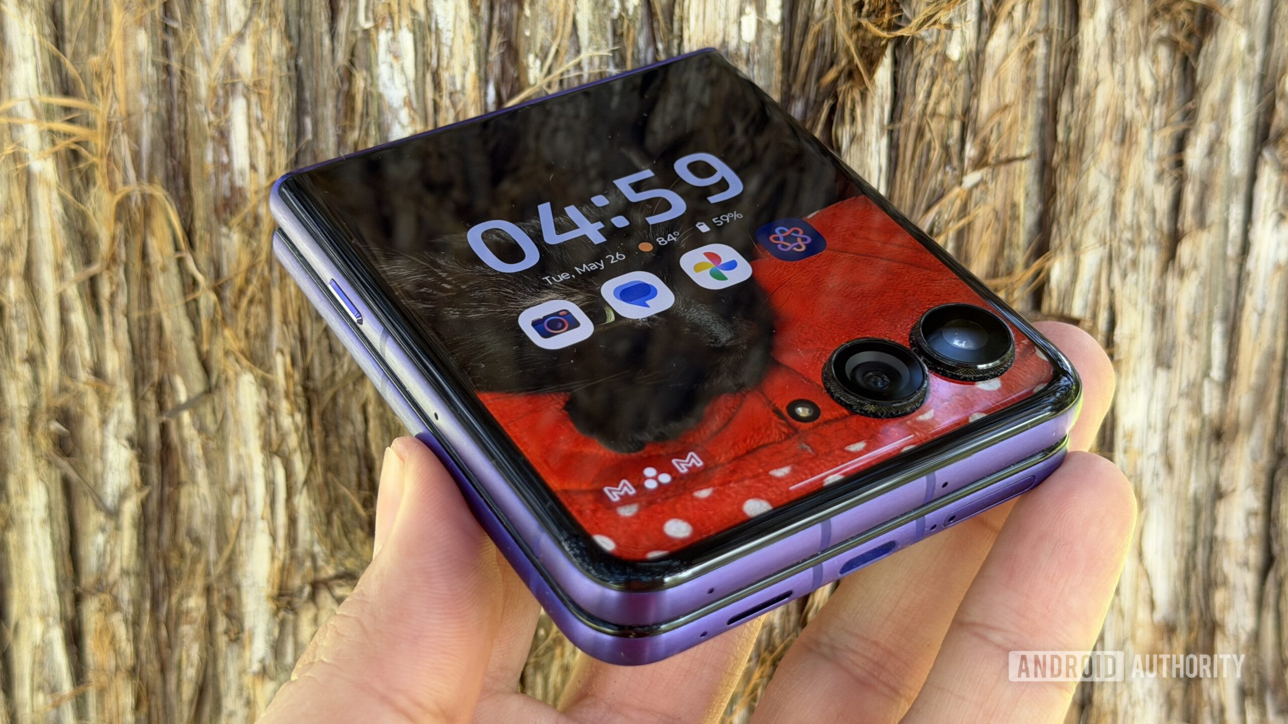 Galaxy Z Flip 8 vs Motorola Razr Ultra: โทรศัพท์พับได้ไหนคุ้มกว่ากัน