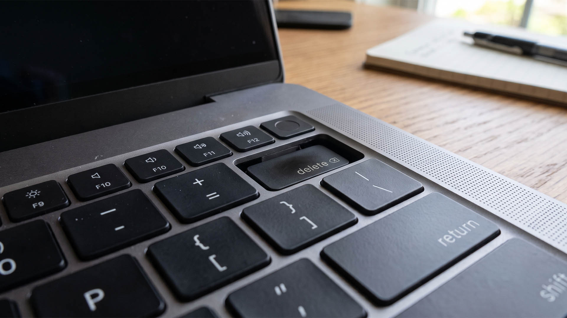 MacBook Pro M5 Max ร้อนจนปุ่มคีย์บอร์ดยุบ เจ้าของควรคิดใหม่เรื่องงานหนัก