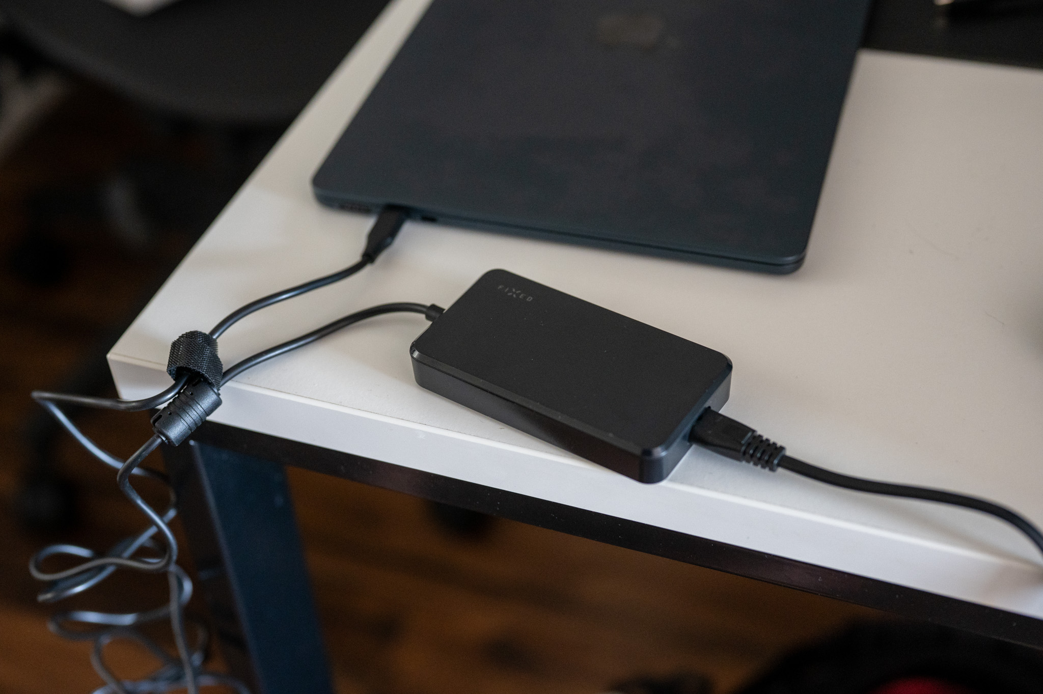 คู่มือเลือกที่ชาร์จ USB-C ที่ใช้ได้จริงกับแล็ปท็อปมือโปร
