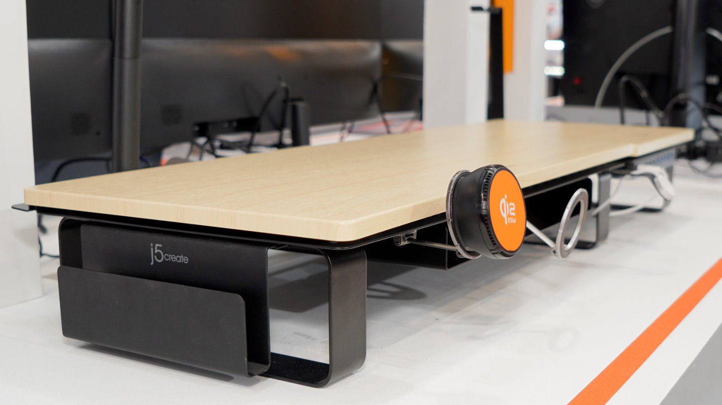 Docking Station ซ่อนเก็บสายและสตอเรจ เคลียร์โต๊ะให้โล่งแต่ยังแรงครบ