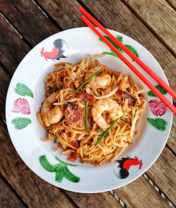 ร้านอาหารท้องถิ่นในตลาดเช้า กินดีในงบประหยัด