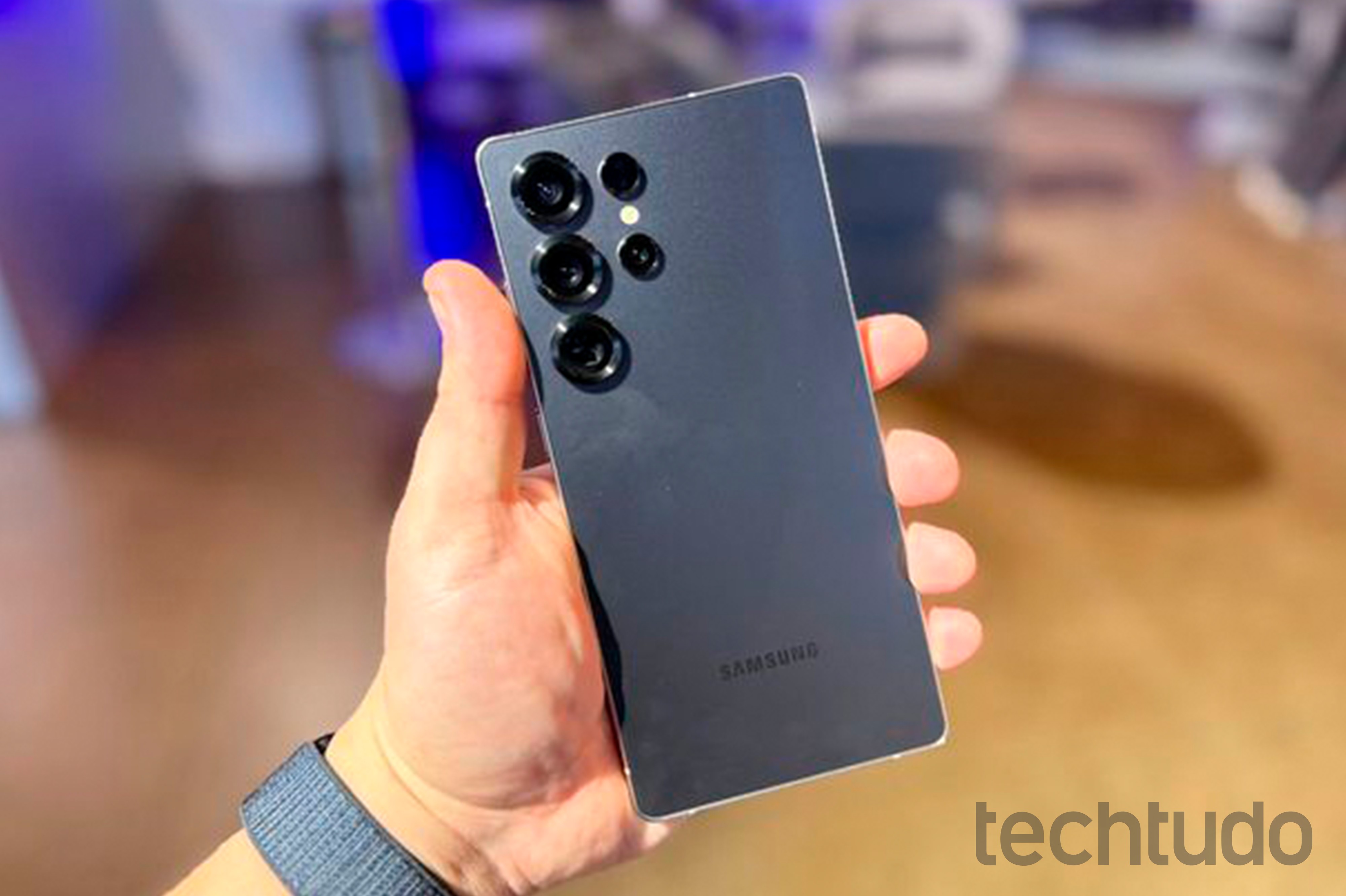7 สมาร์ทโฟนราคากลางน่าซื้อเป็นของขวัญ เปรียบเทียบ Samsung iPhone และ Nokia