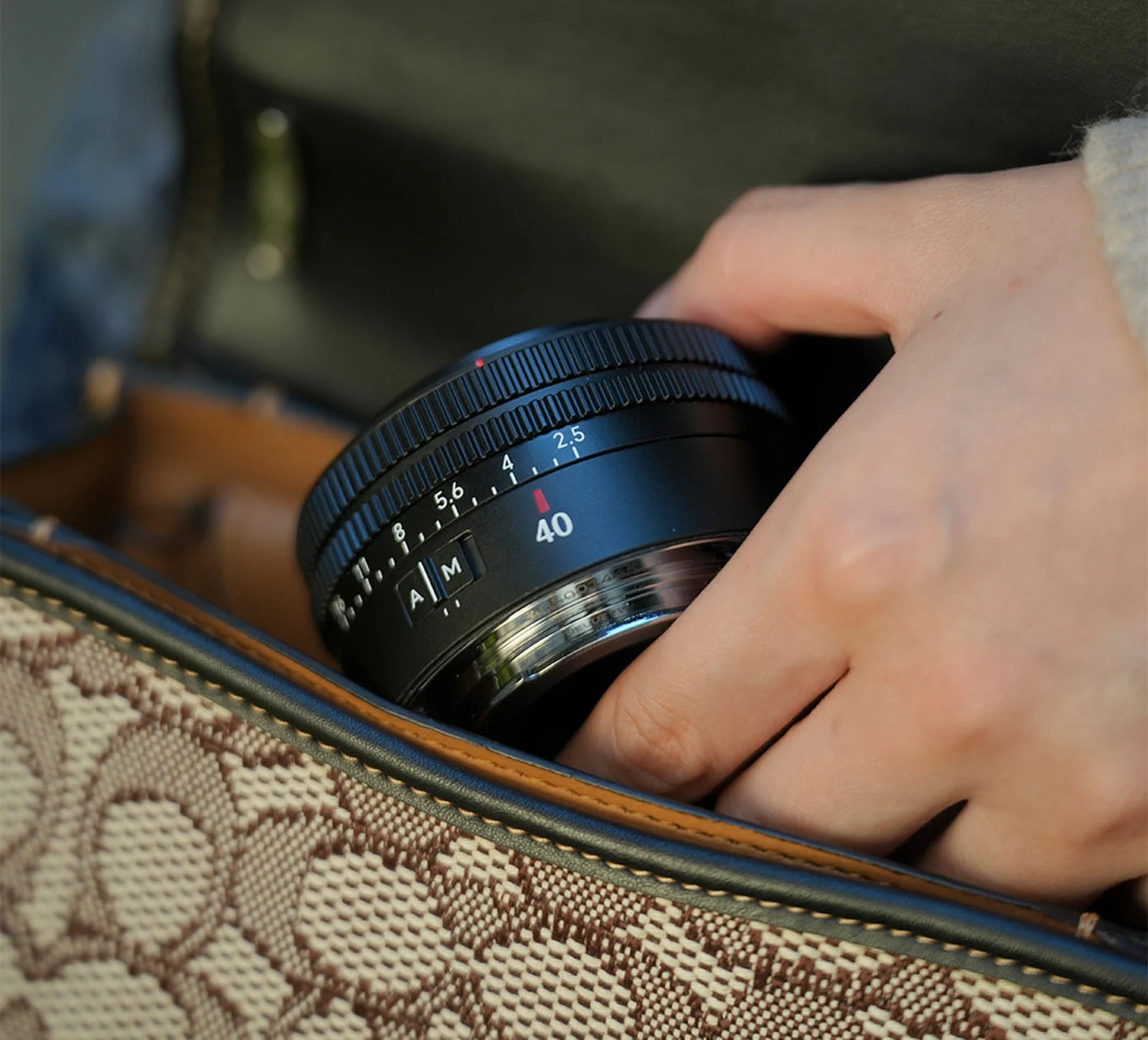 เลนส์ 40mm ราคาถูกพร้อมออโต้โฟกัส ขยายสู่ Nikon Z และ Leica L