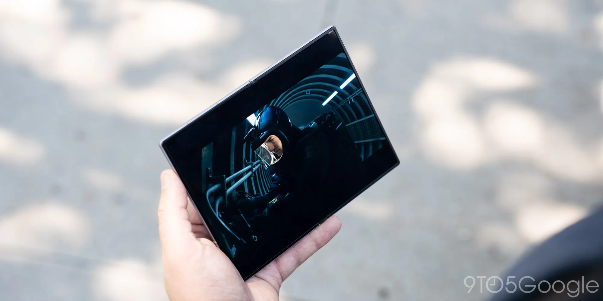 รีวิว Galaxy Z Fold 8 ดีไซน์ใหม่กว้างเตี้ย ที่ทำให้โทรศัพท์พับได้ใช้งานได้จริงทุกวัน
