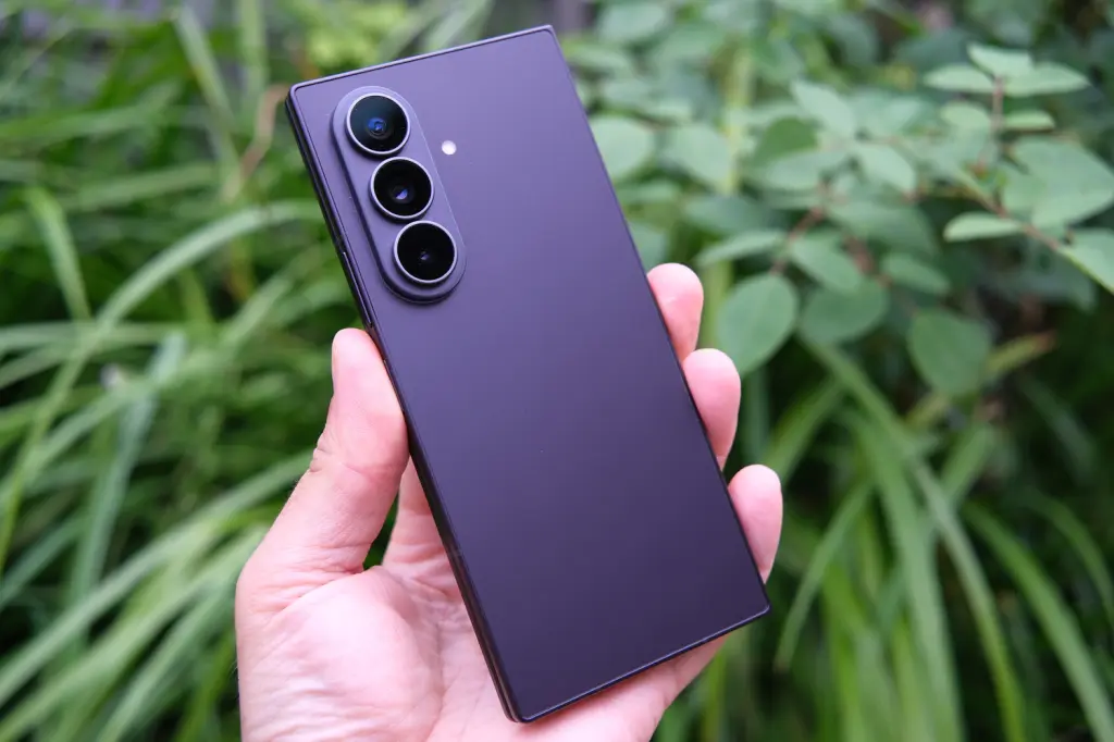 Galaxy Z Fold 8 Ultra vs Z Fold 8 รุ่นปกติ: จอพับพรีเมียมตัวไหนคุ้มกว่ากัน