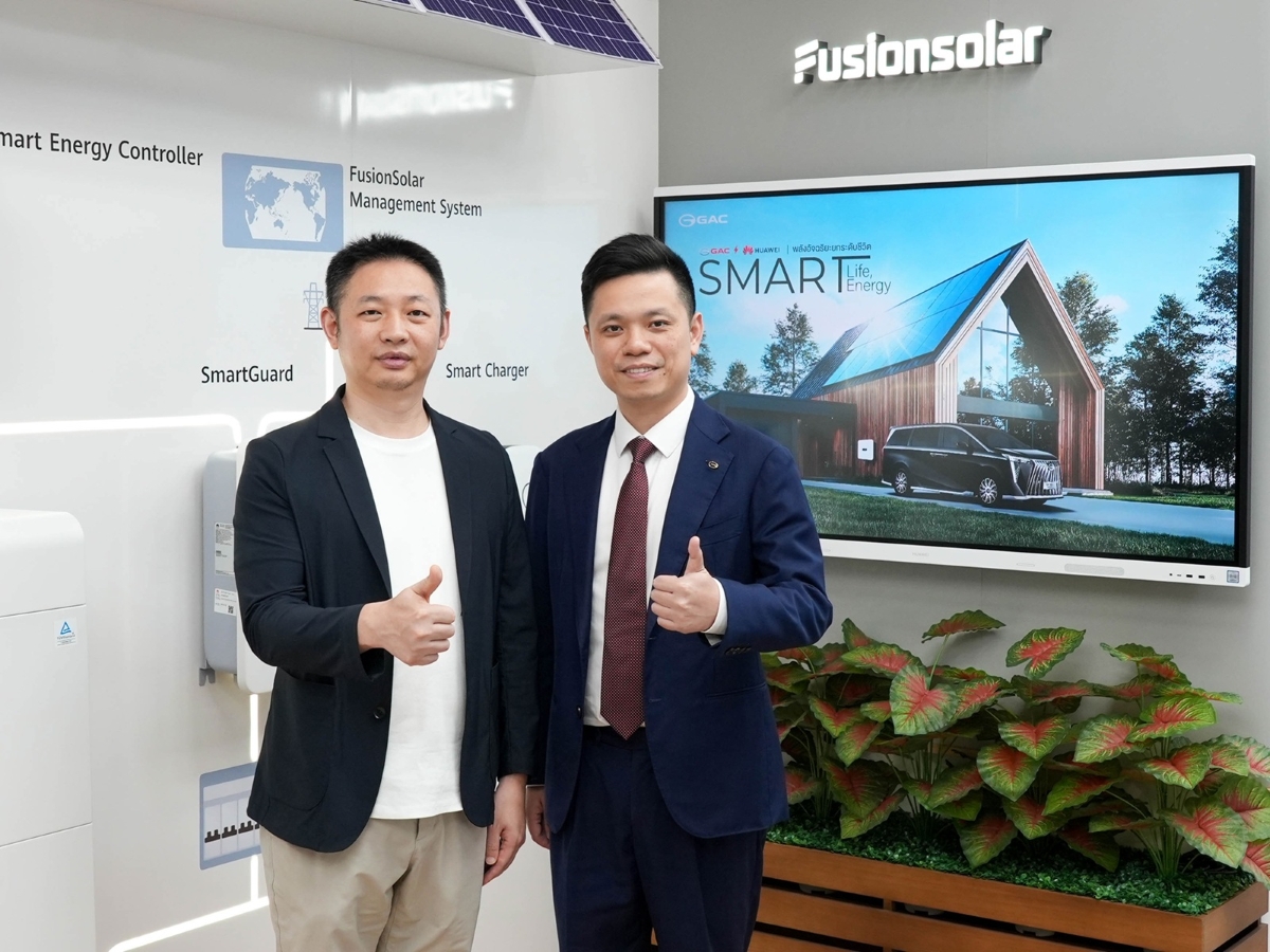 รถ MPV ปลั๊กอินไฮบริดเชื่อมโซลาร์บ้าน: ก้าวแรกสู่ระบบพลังงานอัจฉริยะครบวงจร
