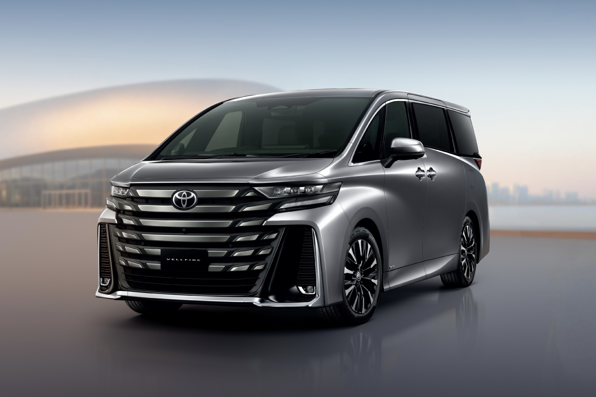 Alphard และ Vellfire รุ่น HEV SMART จุดเปลี่ยนของราคาและความหรู