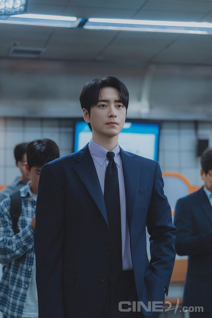 Lee Jun Hyuk กับชีวิตมนุษย์ออฟฟิศหลังถูกรางวัลในซีรีส์เกาหลี The Ordinary Jackpot