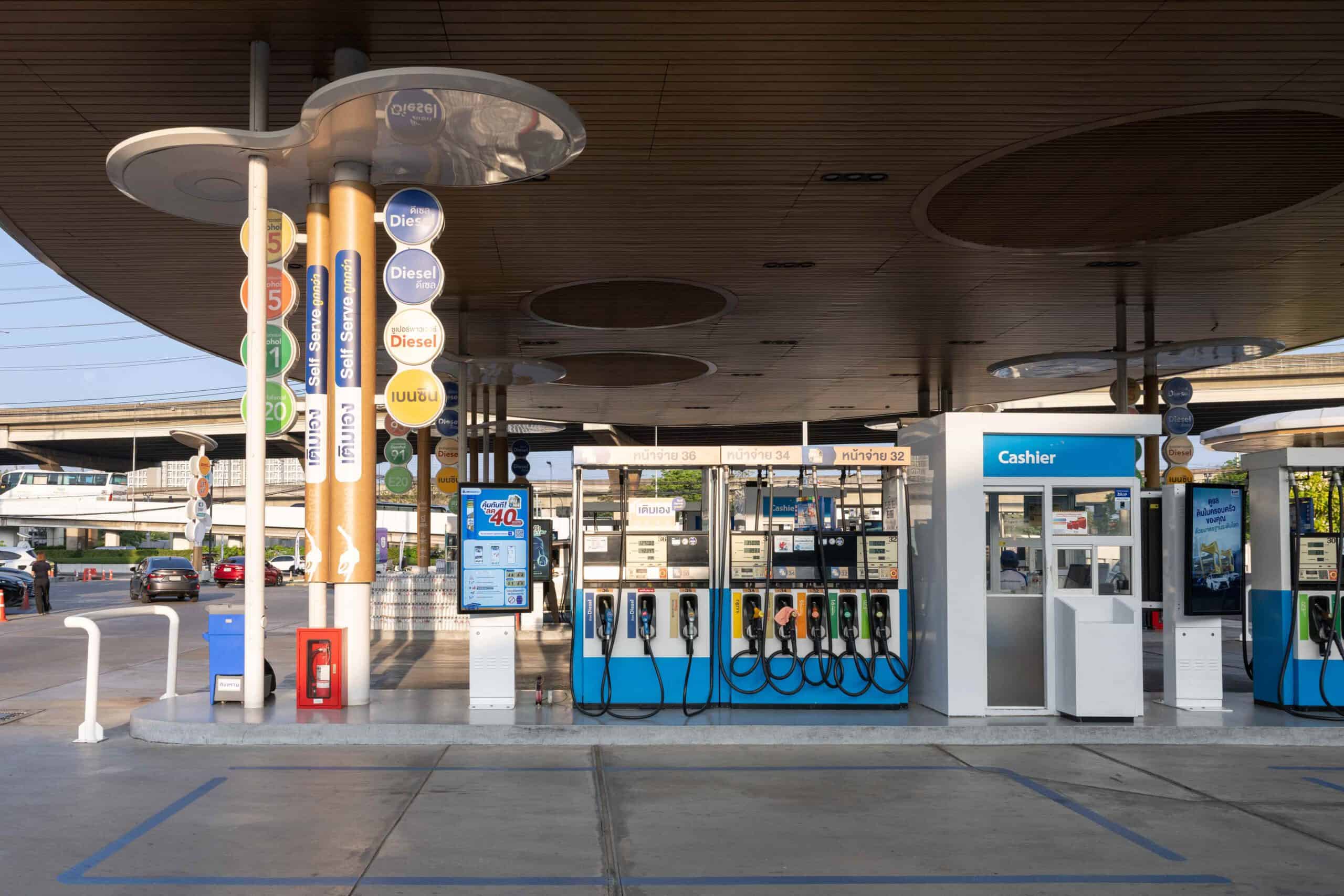 ปั๊มน้ำมันเติมเอง PTT Station ลดราคาน้ำมัน 1 บาทต่อ ลิตร ผ่าน blueplus+