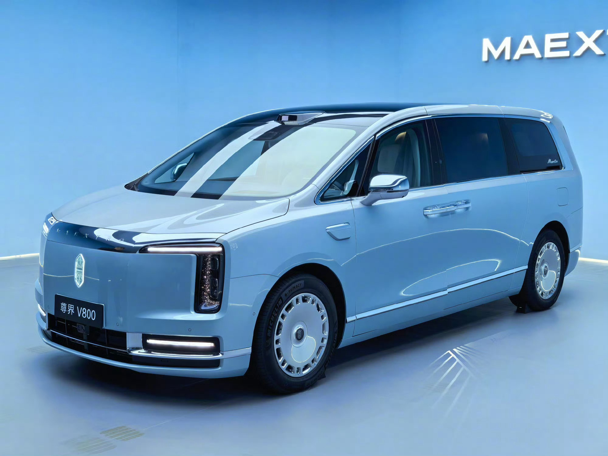 รถ MPV ไฮบริดระดับพรีเมียม GAC GN8 PHEV vs Maextro V800