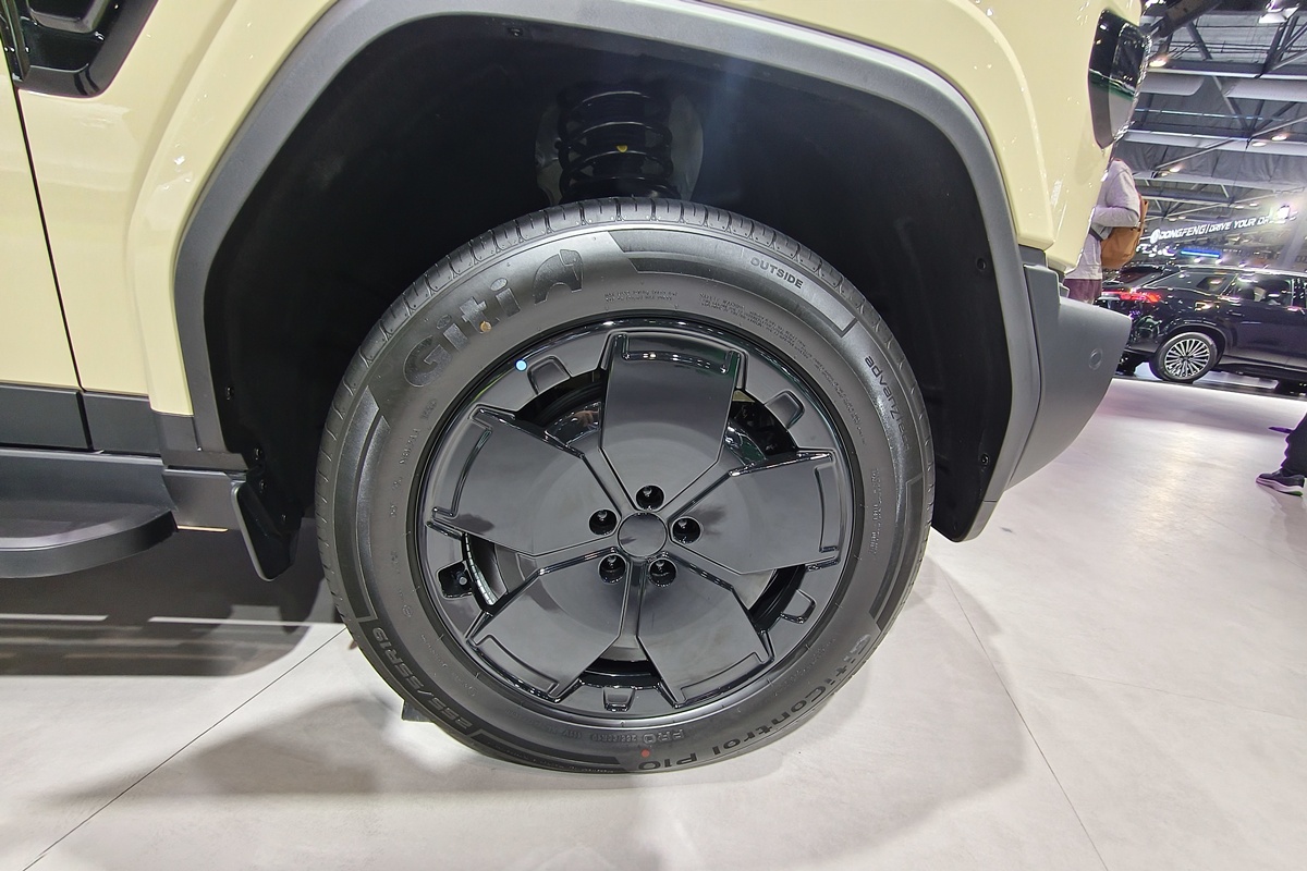 ศึกเอสยูวีขยายระยะทาง Geely Starray EM-R ปะทะ iCaur V27