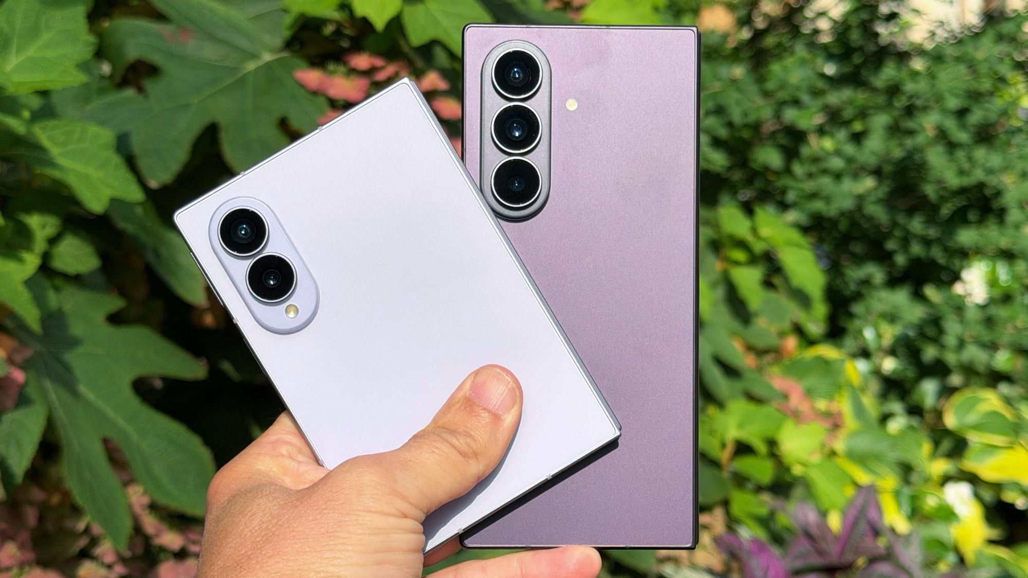 จอพับกว้างเขย่าตลาดพรีเมียม Galaxy Z Fold 8 ปะทะ Xiaomi และ iPhone Ultra พับได้